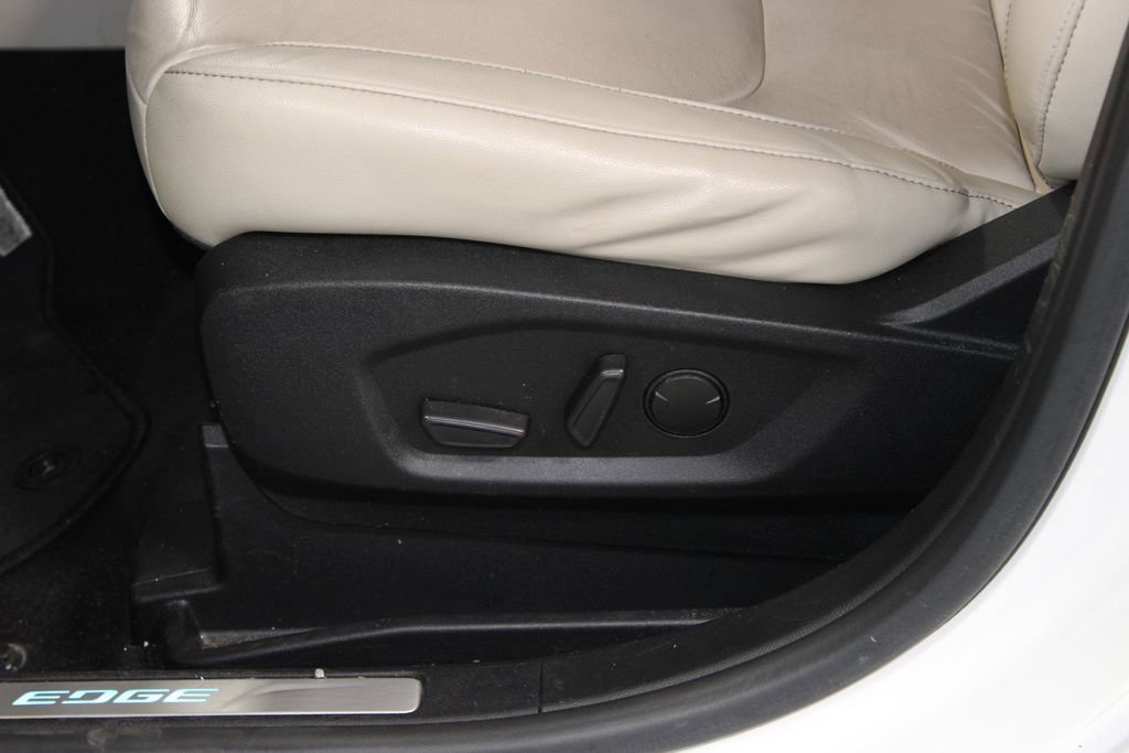 Used 2020 Ford Edge Titanium image 16