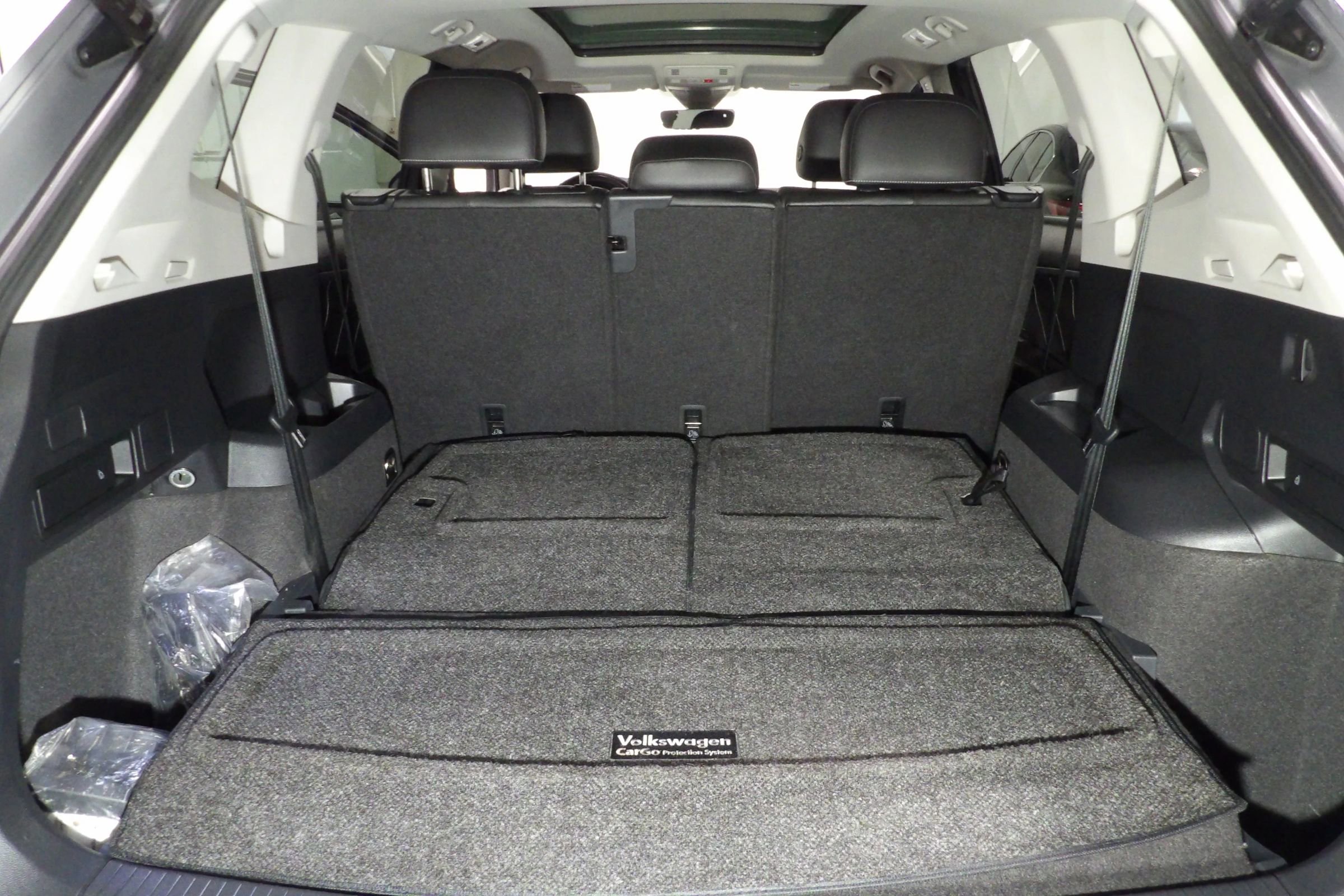 Used 2022 Volkswagen Tiguan SE w/ Panoramic Sunroof Package FWD image 9