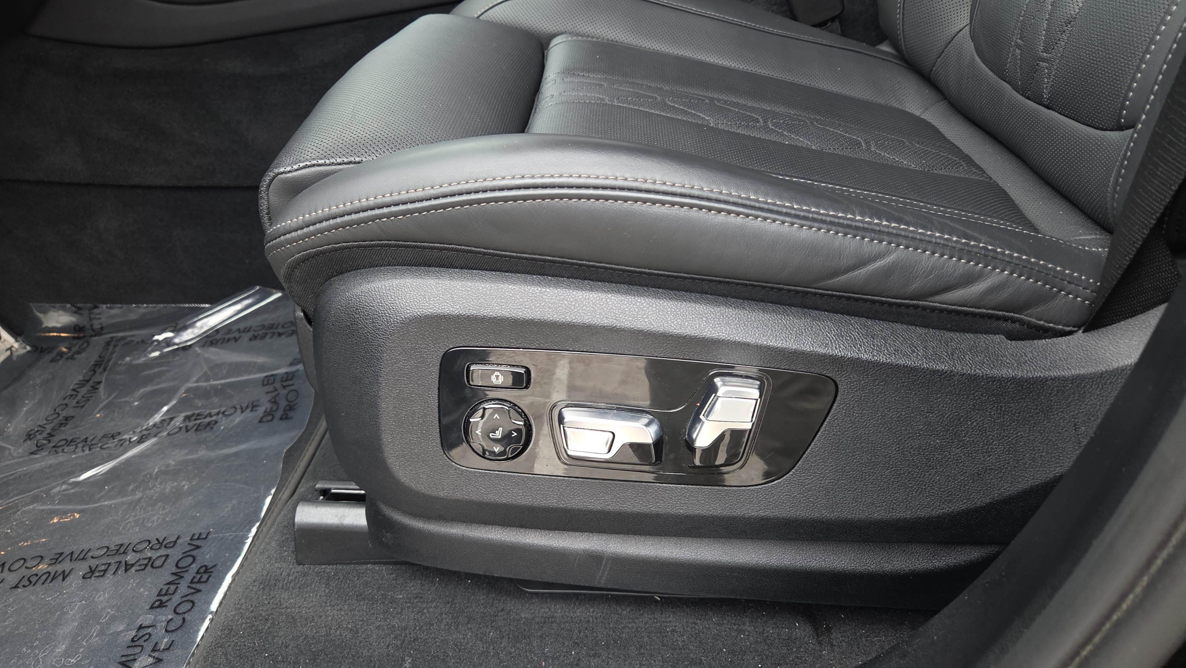 Used 2022 BMW X7 M50i w/ Luxury Seating Package image 24