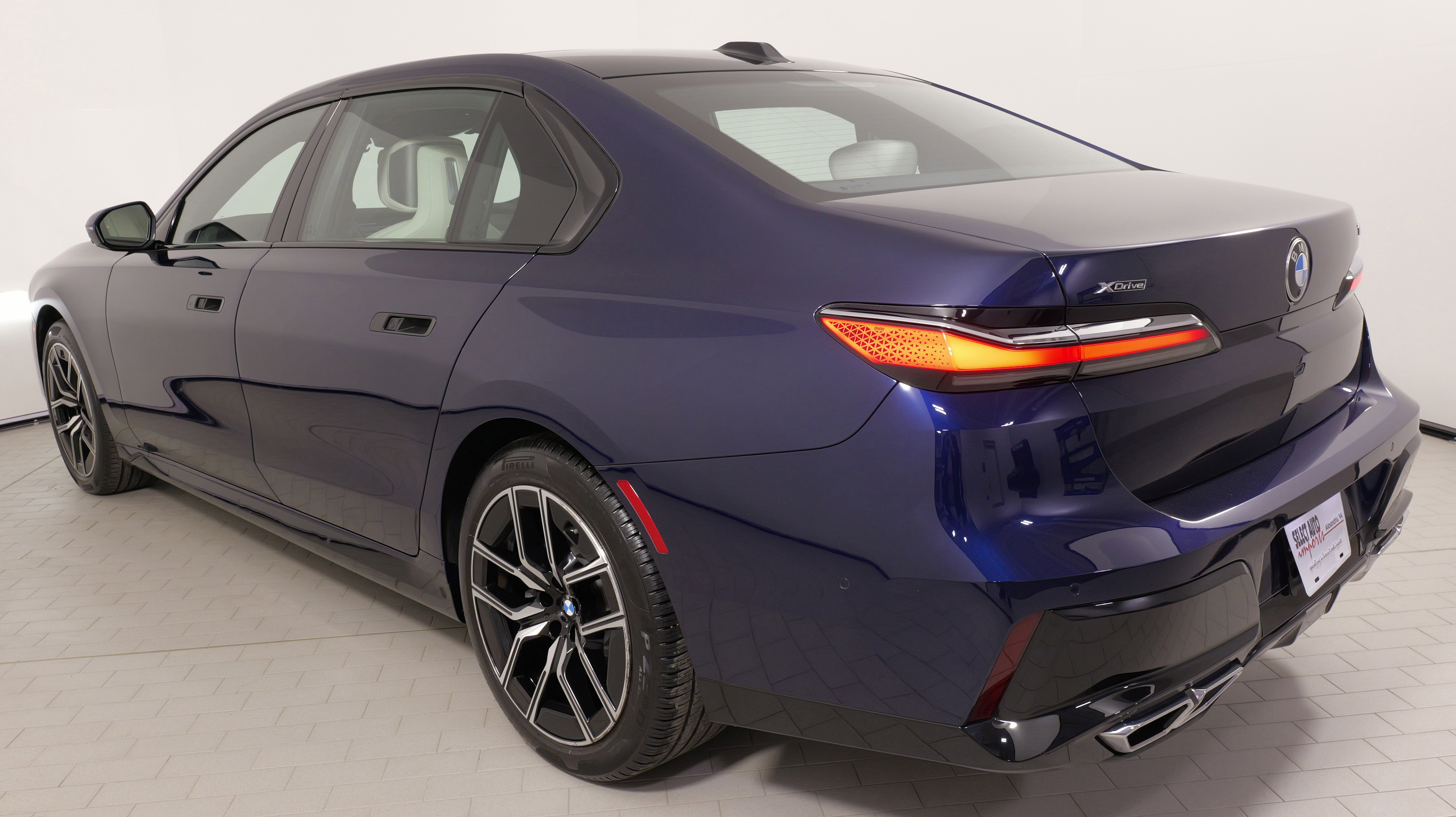 Used 2023 BMW 760i xDrive image 12