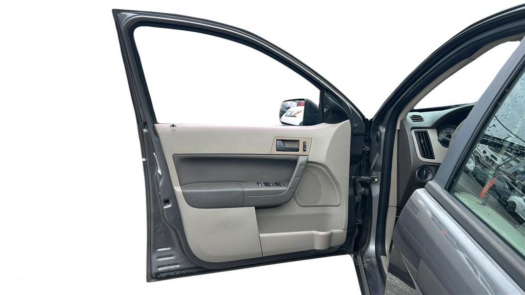 Used 2010 Ford Focus SE image 11