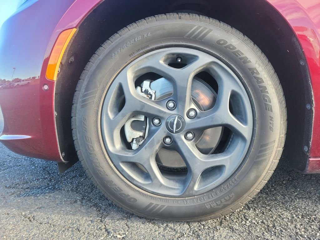 Used 2023 Chrysler Pacifica Limited w/ Uconnect Theater Family Group image 21