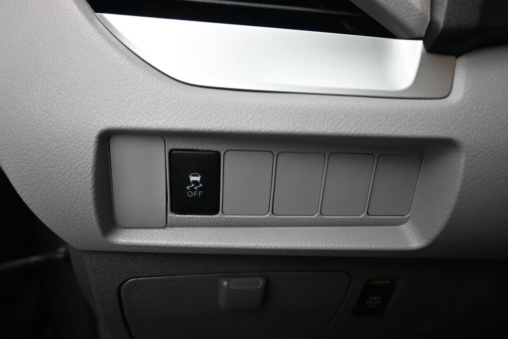 Used 2018 Toyota Sienna LE w/ Carpet Mat Package FWD image 25