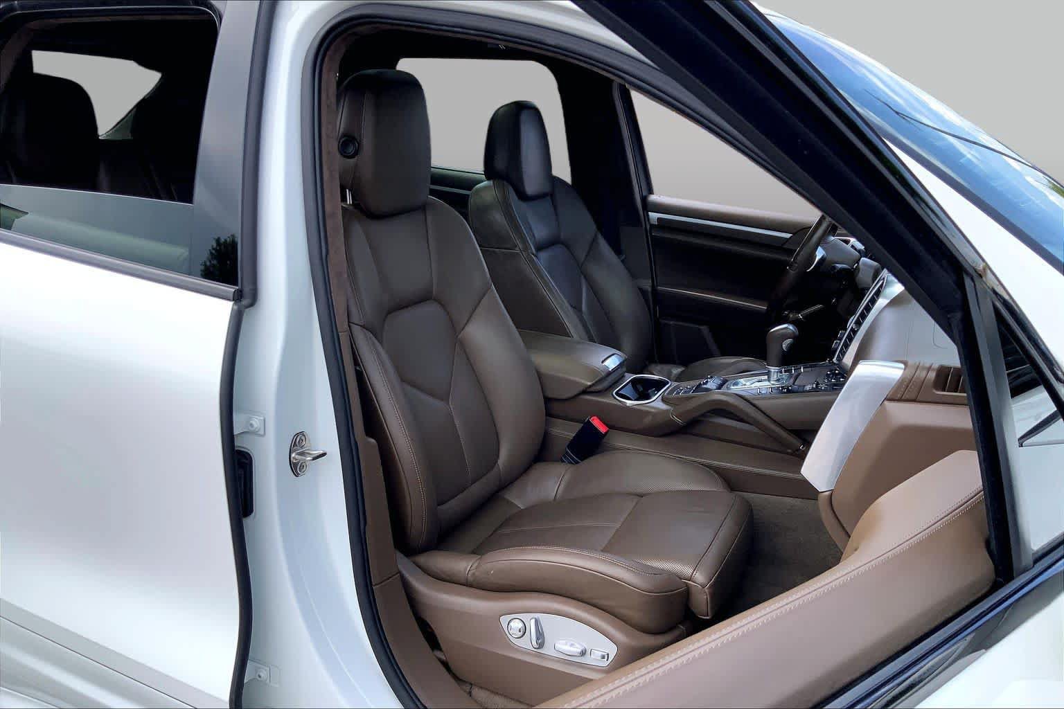 Used 2013 Porsche Cayenne Turbo AWD/4WD image 9
