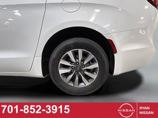 Used 2023 Chrysler Pacifica Touring-L image 14