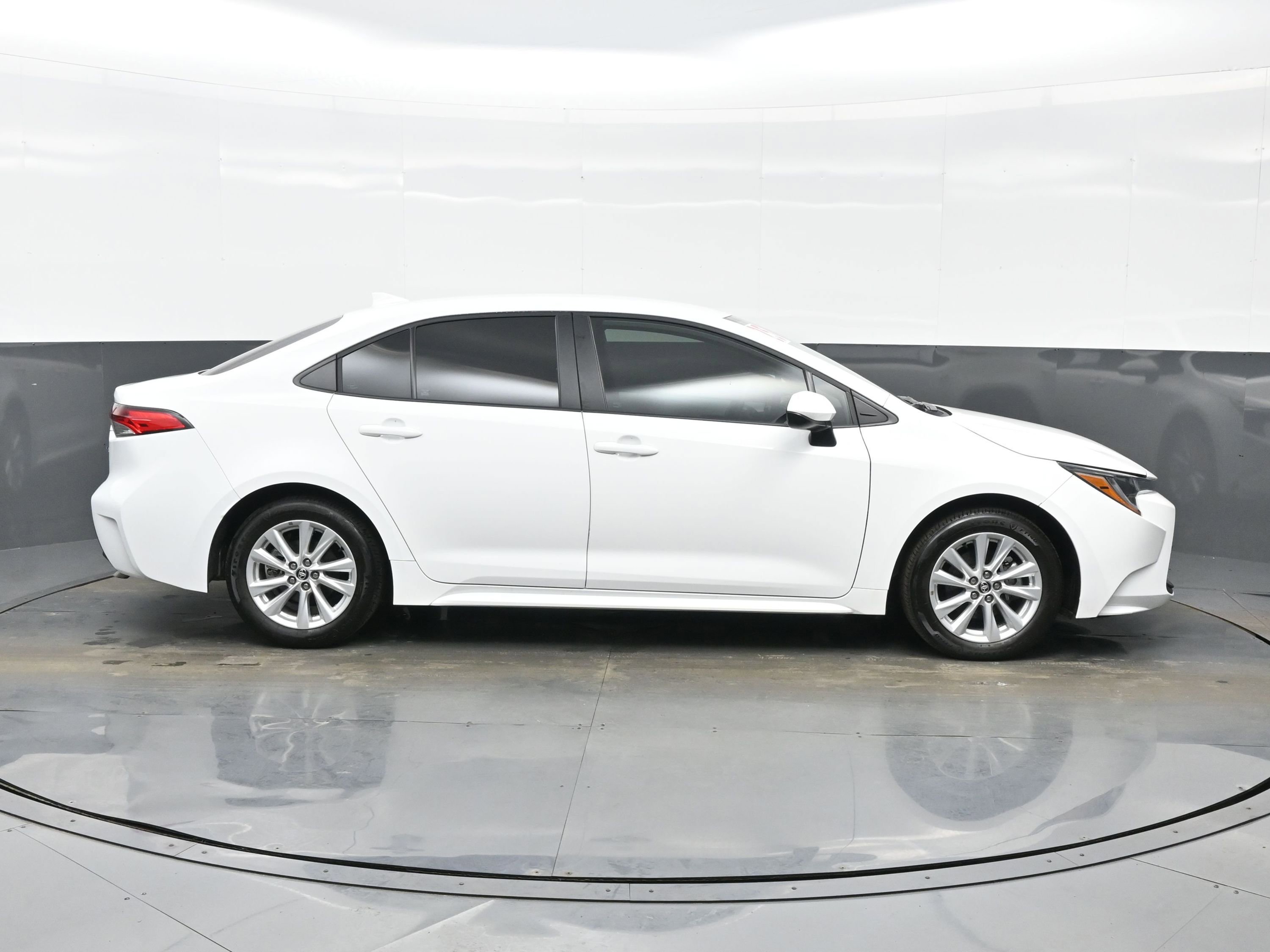 Used 2025 Toyota Corolla LE w/ LE Premium Package image 7