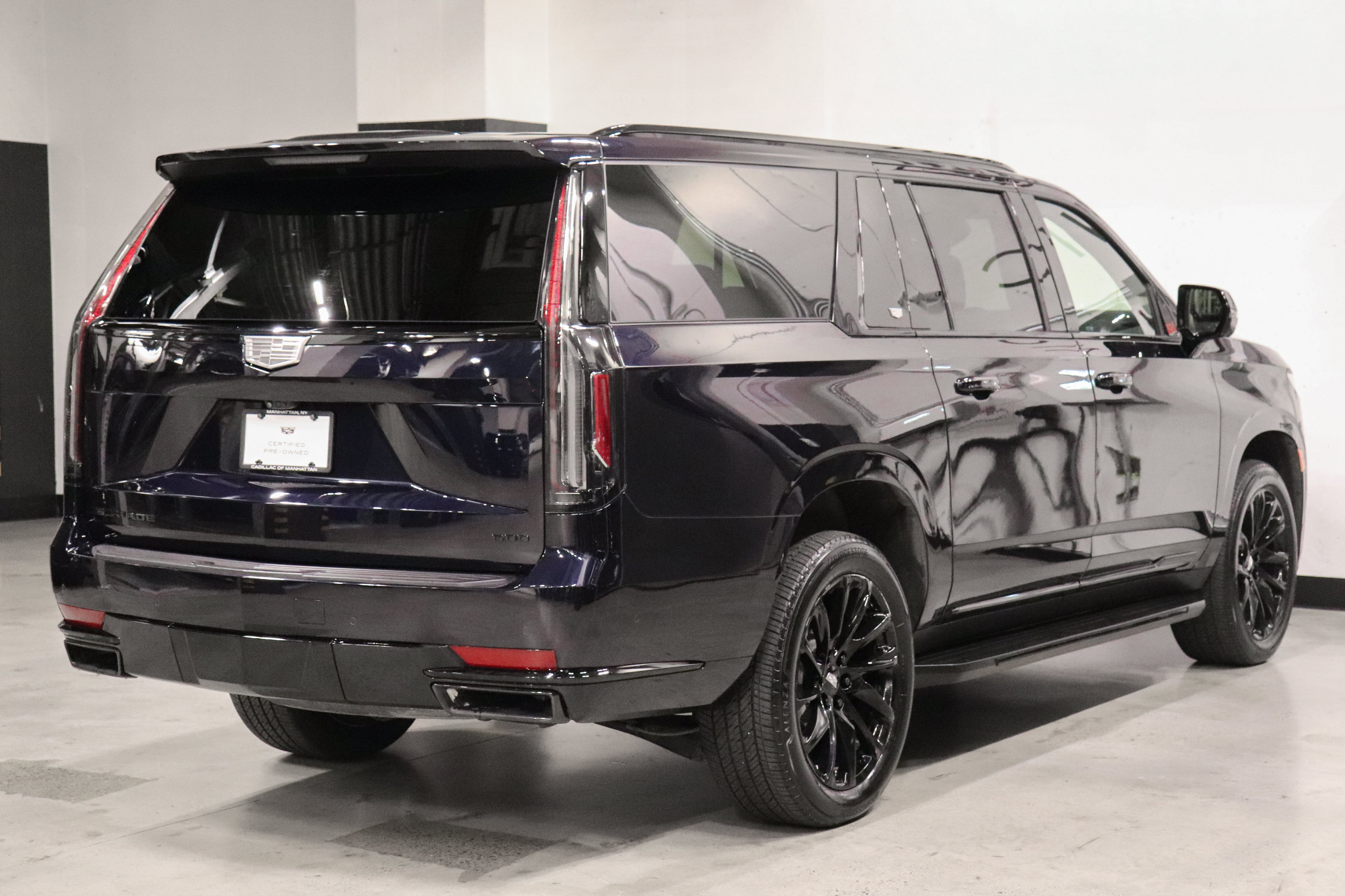 Used 2023 Cadillac Escalade ESV Sport w/ LPO, ONYX Package AWD/4WD image 5