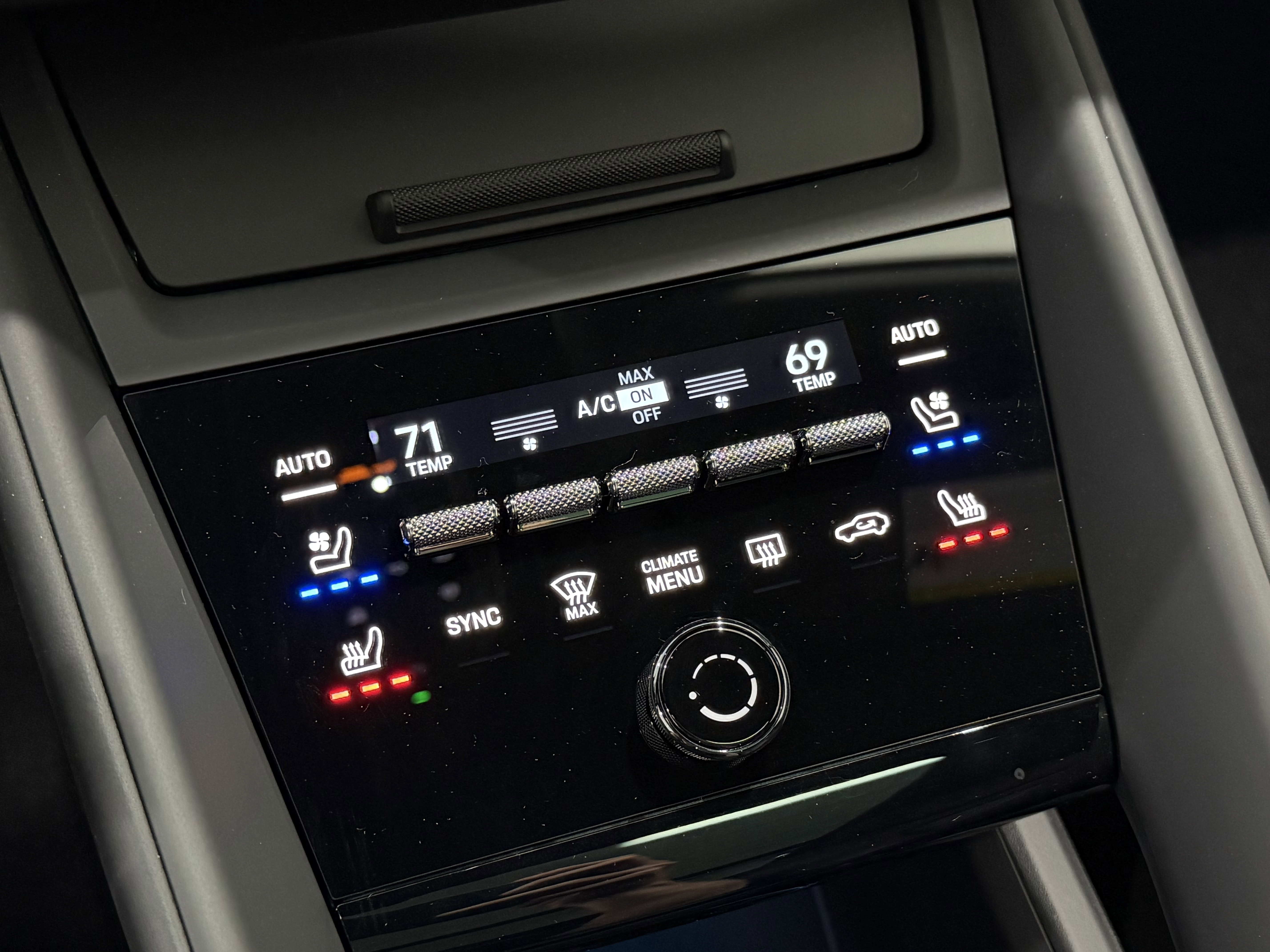 Certified 2025 Porsche Macan 4S Electric AWD/4WD image 45