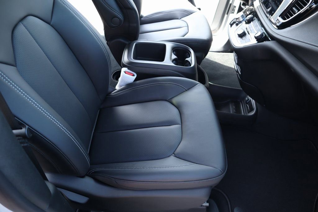 New 2026 Chrysler Pacifica Select FWD image 13