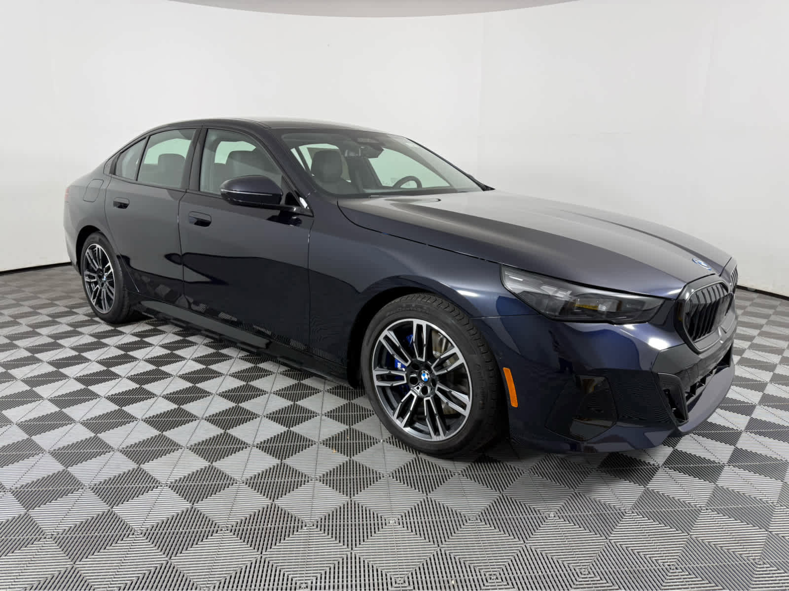 New 2026 BMW 550e xDrive AWD/4WD image 1