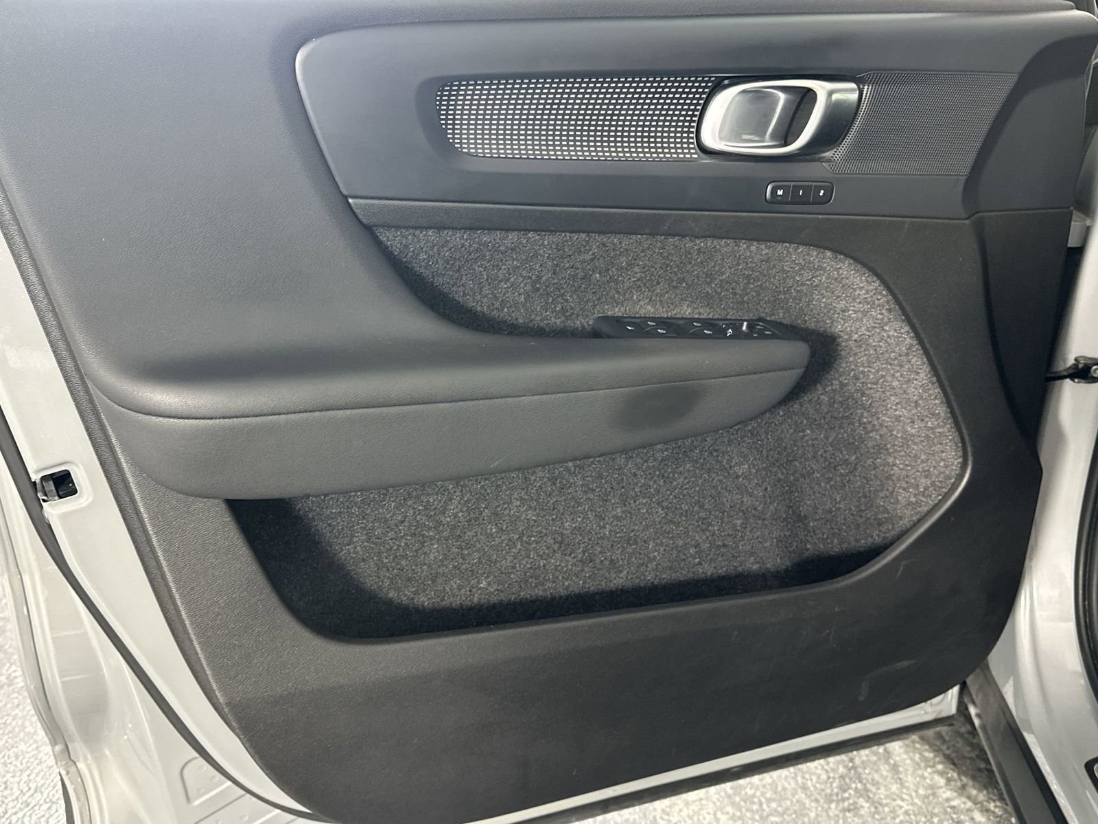 Used 2024 Volvo XC40 B5 Plus image 33