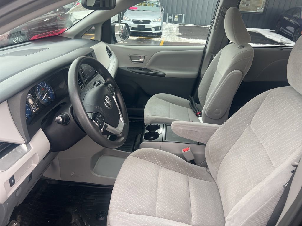 Used 2019 Toyota Sienna LE image 4