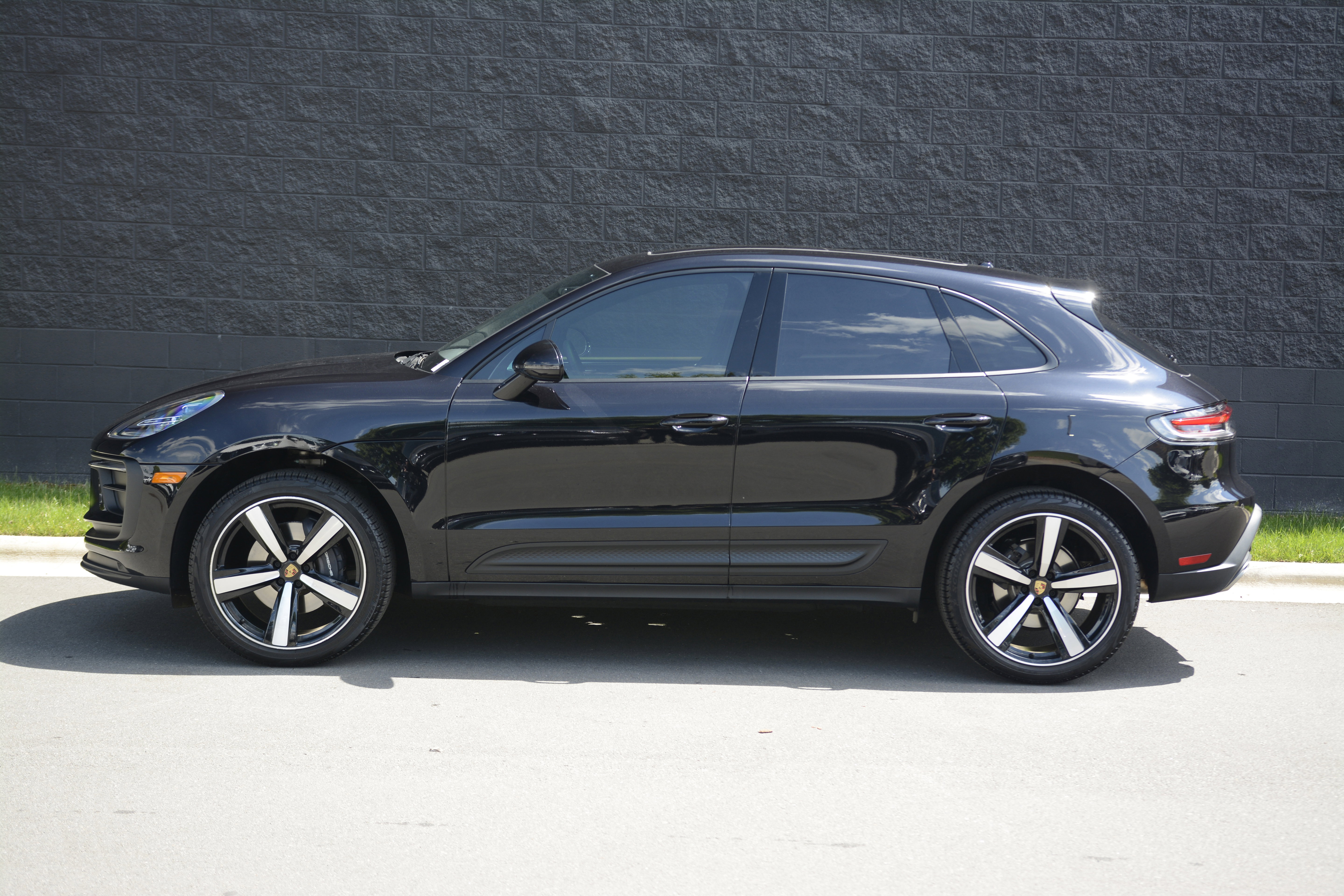 Certified 2026 Porsche Macan AWD/4WD image 2