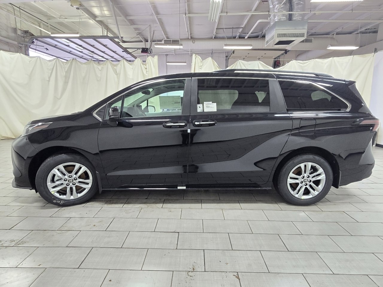 New 2026 Toyota Sienna XLE image 15