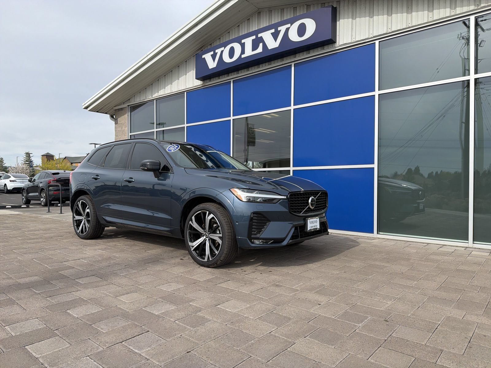 Used 2024 Volvo XC60 B5 Ultimate w/ Protection Package Premier AWD/4WD image 1