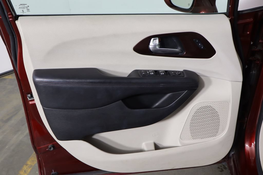 Used 2017 Chrysler Pacifica Limited w/ UConnect Theater Package FWD image 20