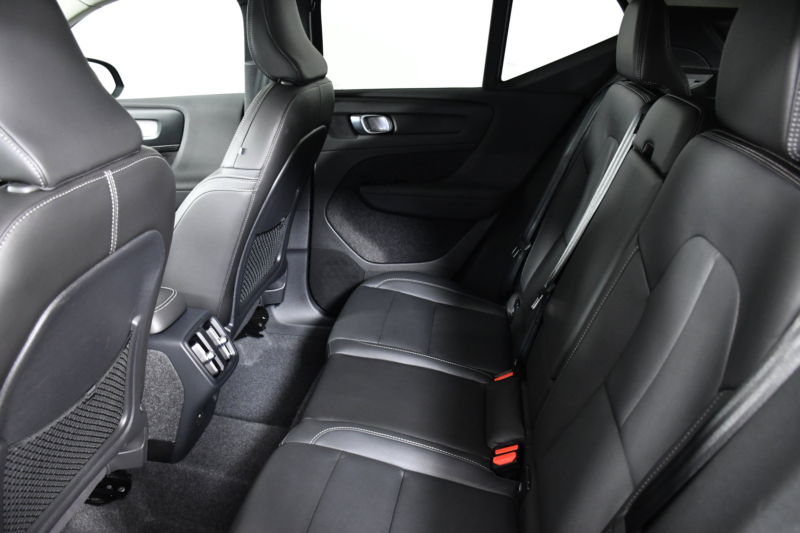 Used 2025 Volvo XC40 B5 Plus image 22