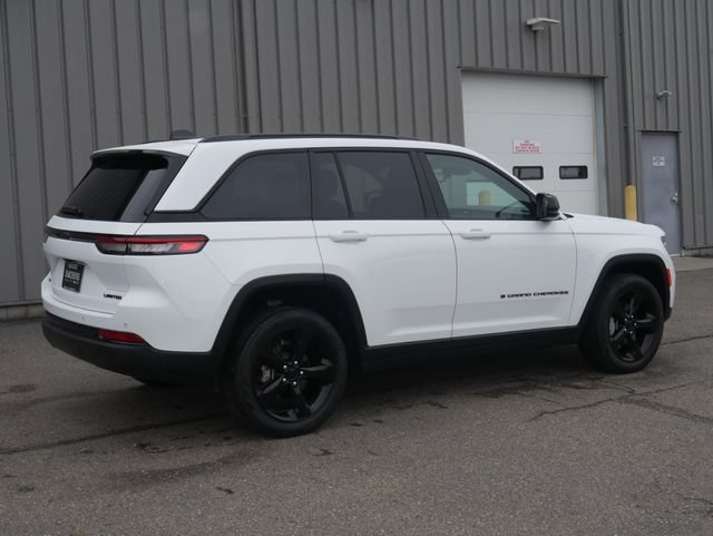 Used 2023 Jeep Grand Cherokee Limited w/ Black Appearance Package AWD/4WD image 11