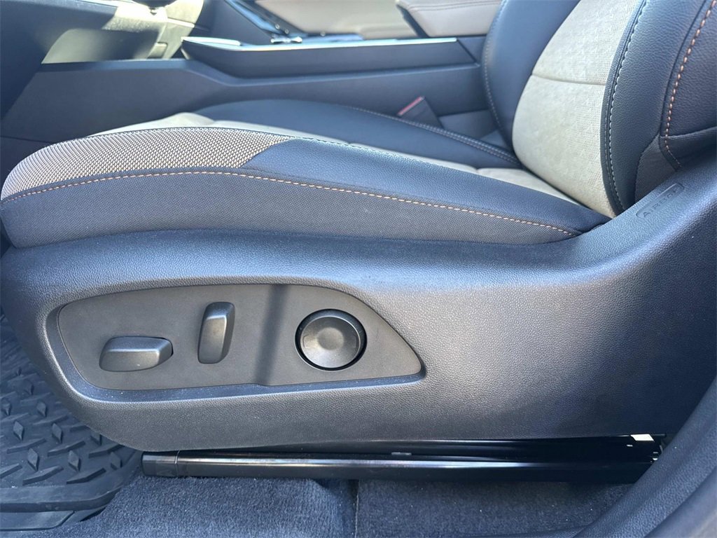 Used 2025 Chevrolet Equinox ACTIV w/ Safety and Technology Package image 32