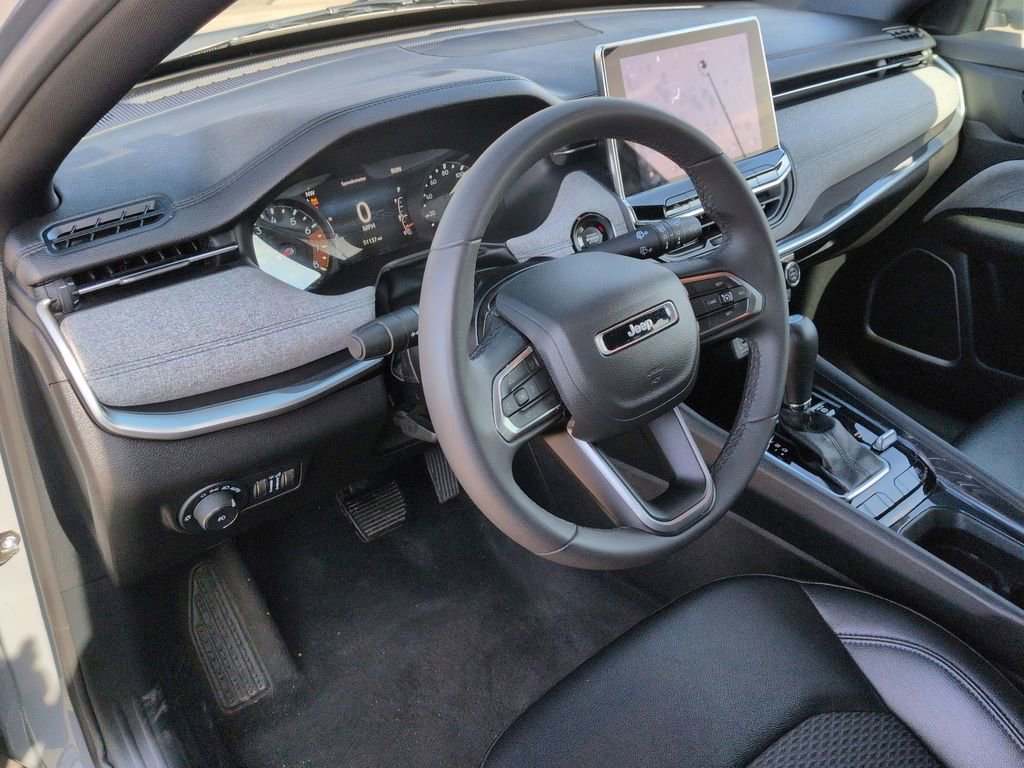 Used 2024 Jeep Compass Latitude image 10