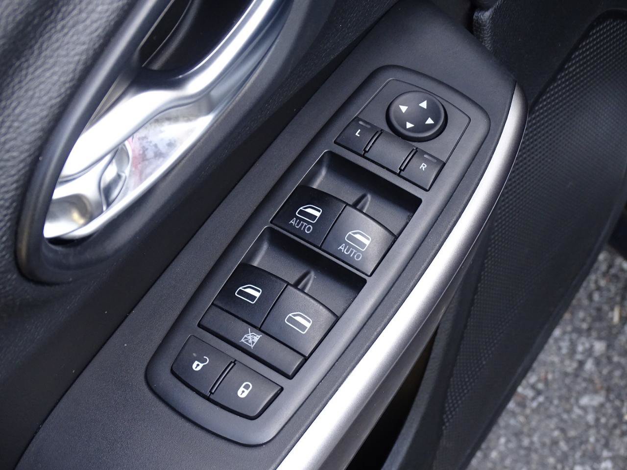 Used 2019 Jeep Cherokee Latitude Plus FWD image 18
