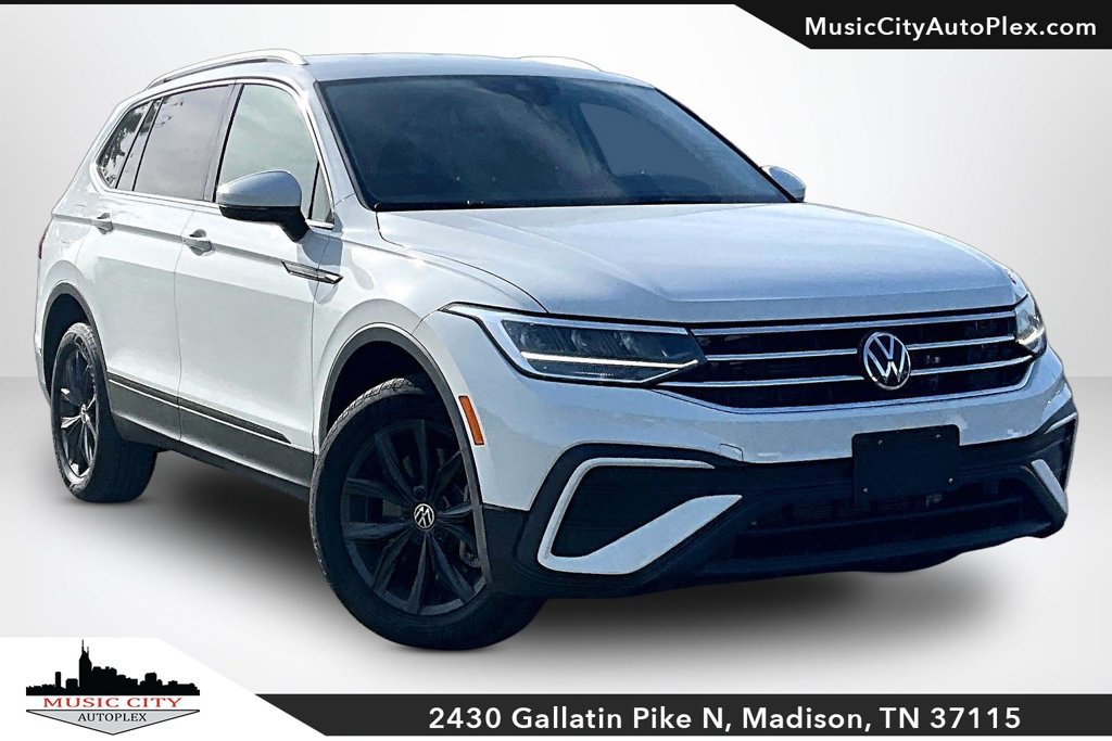 Used 2024 Volkswagen Tiguan SE FWD image 1