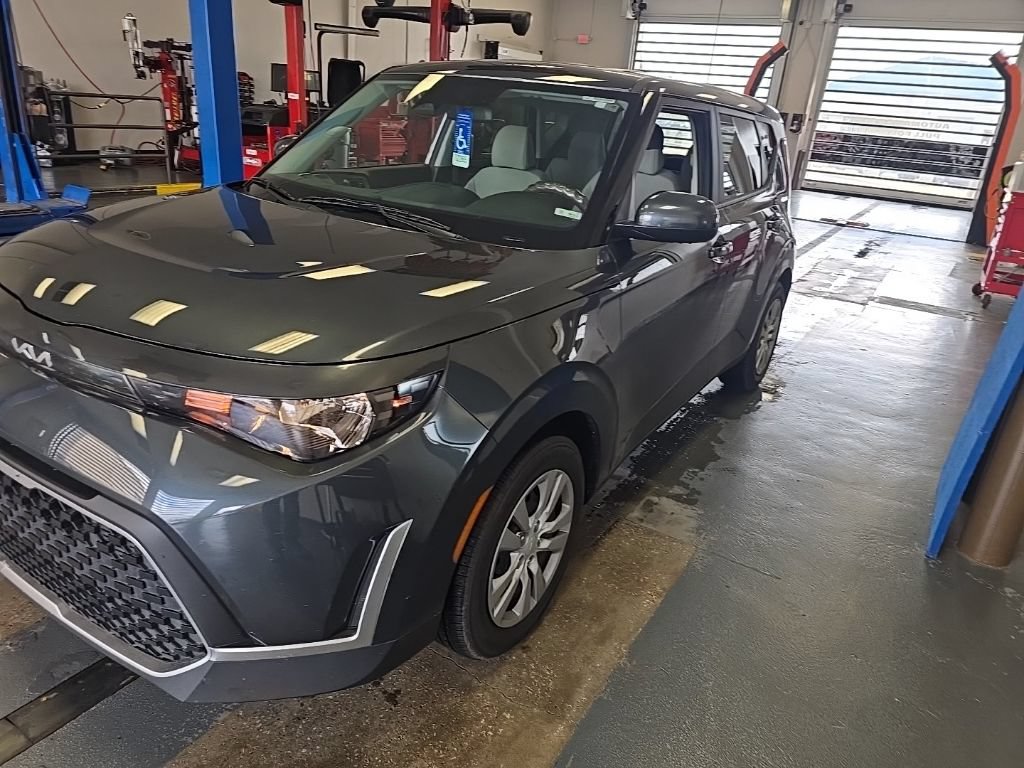 Used 2023 Kia Soul LX FWD image 2