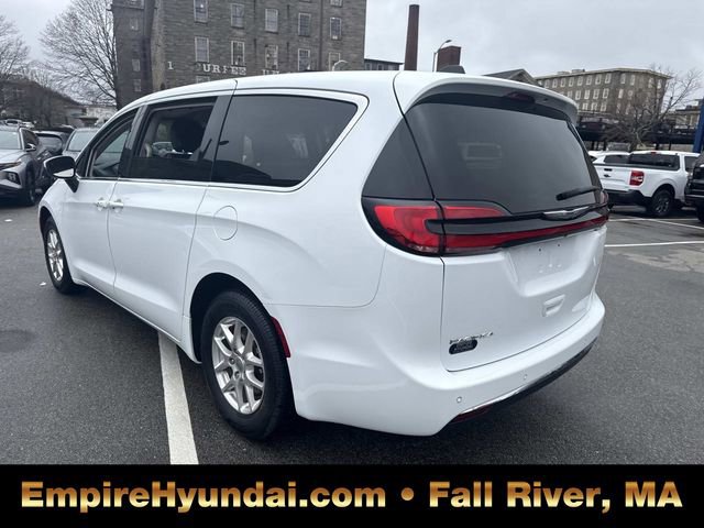 Used 2023 Chrysler Pacifica Touring-L image 9