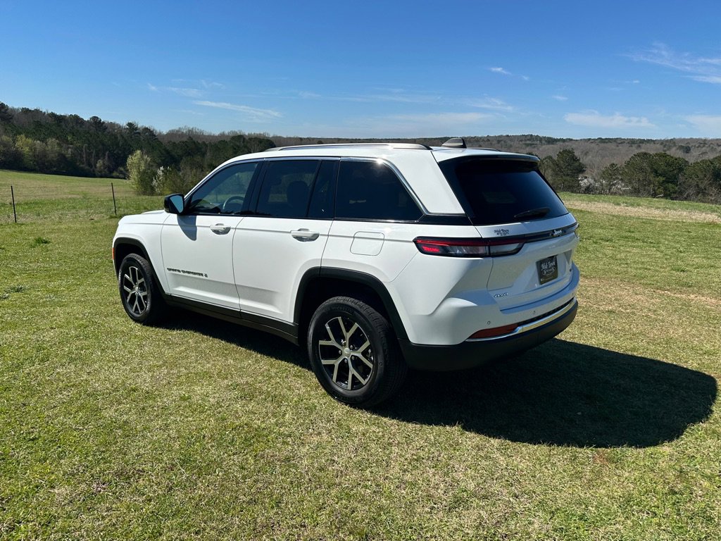 Used 2023 Jeep Grand Cherokee Limited image 3