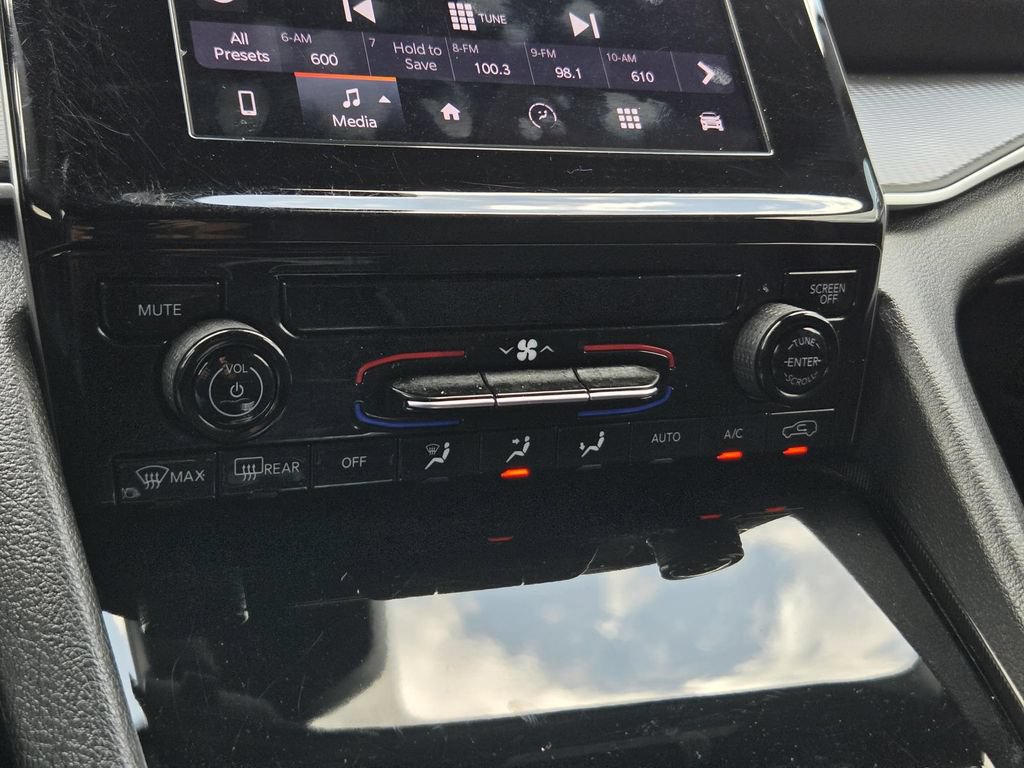 Used 2025 Jeep Grand Cherokee Laredo RWD image 26