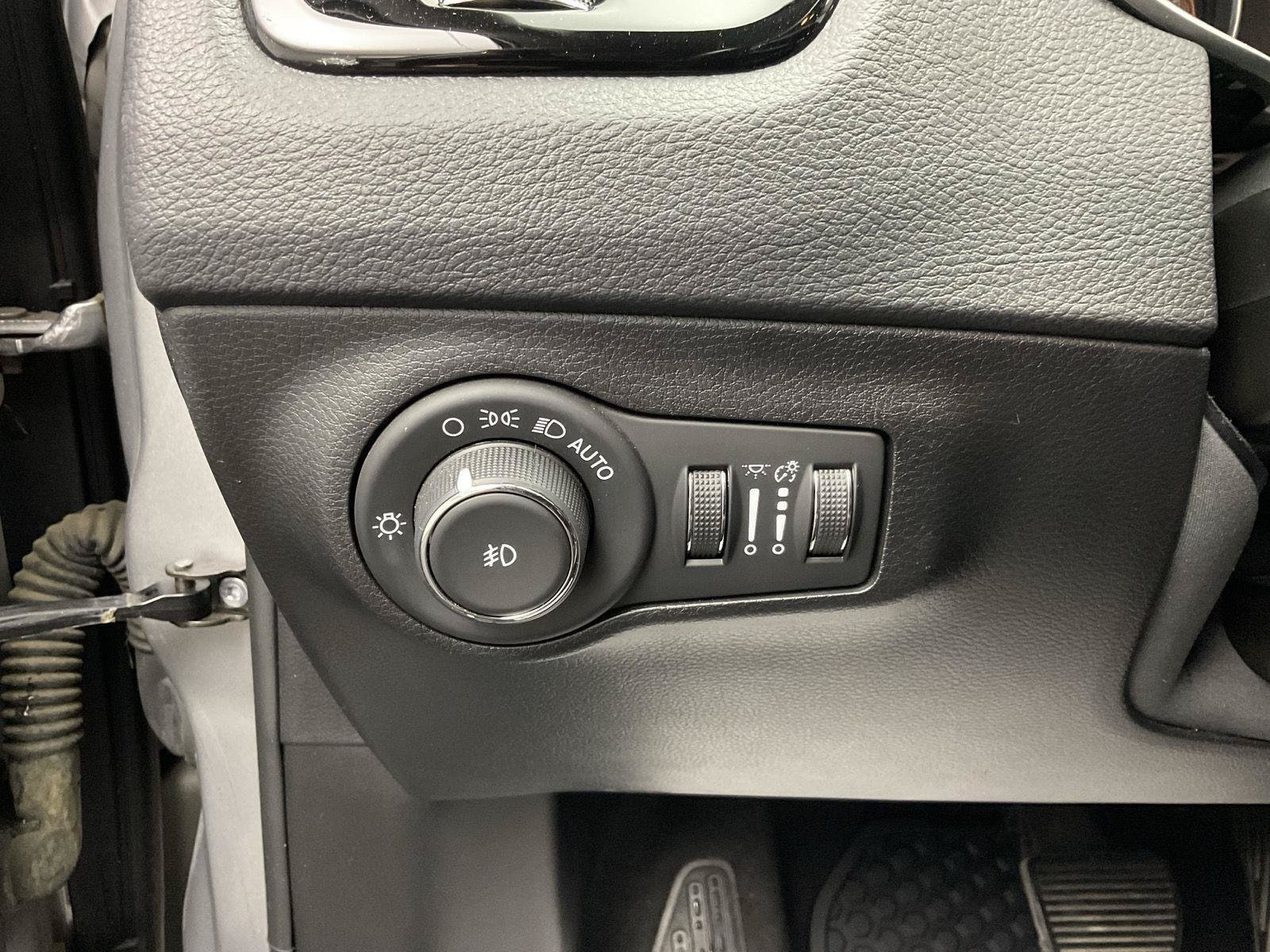 Used 2019 Jeep Compass Latitude FWD image 13