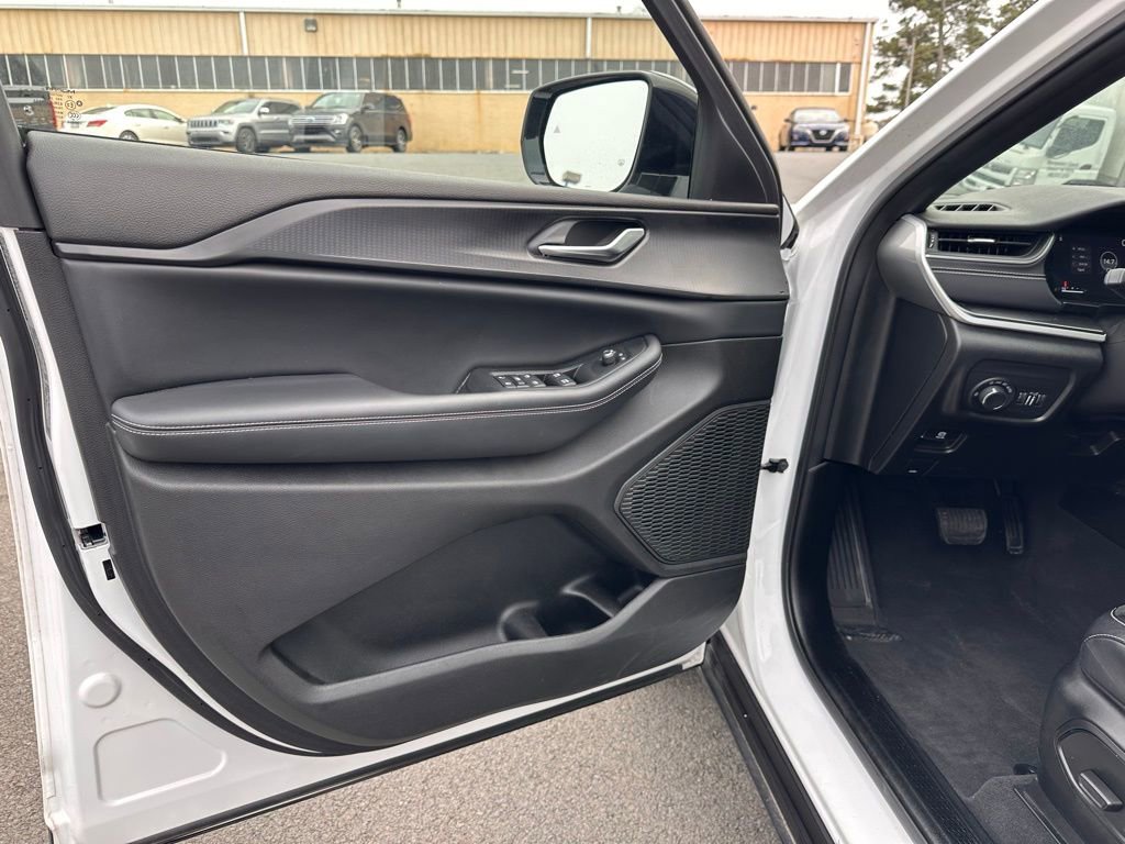 Used 2023 Jeep Grand Cherokee Altitude image 15