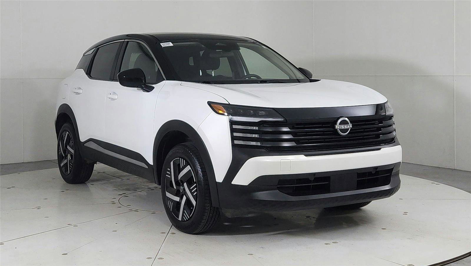 Used 2025 Nissan Kicks SV image 2