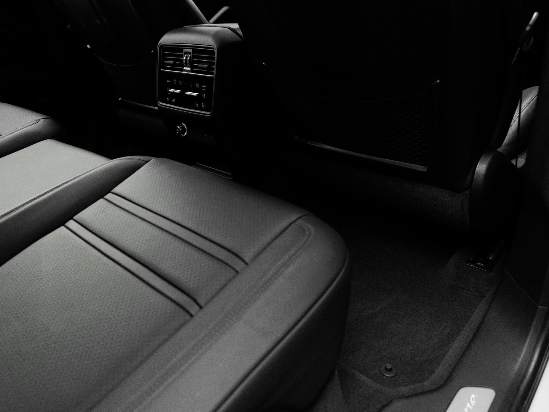 Certified 2025 Porsche Cayenne Coupe AWD/4WD image 36