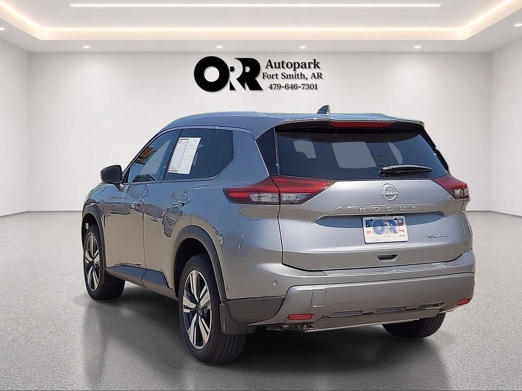 Used 2025 Nissan Rogue SL AWD/4WD image 4