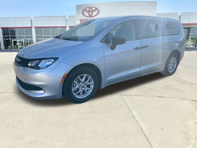 Used 2023 Chrysler Voyager LX FWD image 7