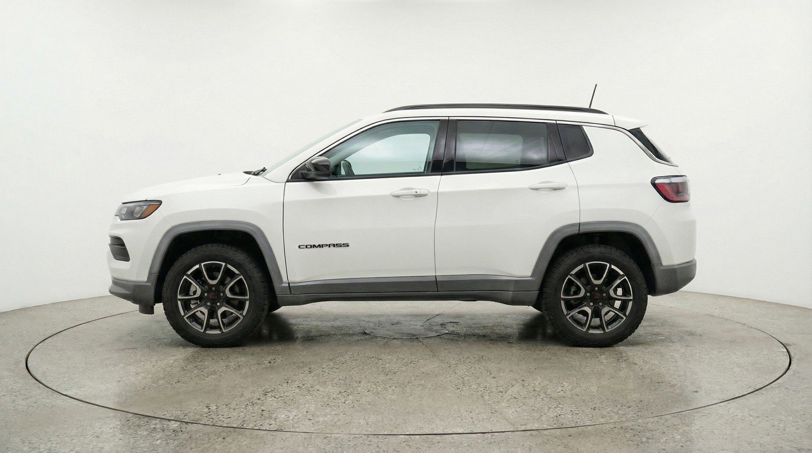 Used 2025 Jeep Compass Trailhawk image 5