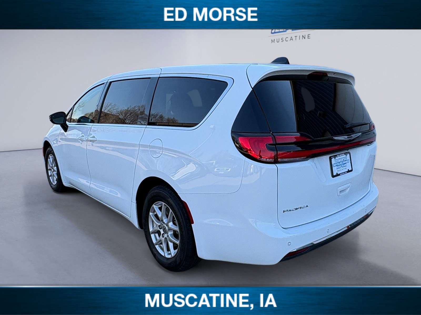 Used 2024 Chrysler Pacifica Touring-L image 3