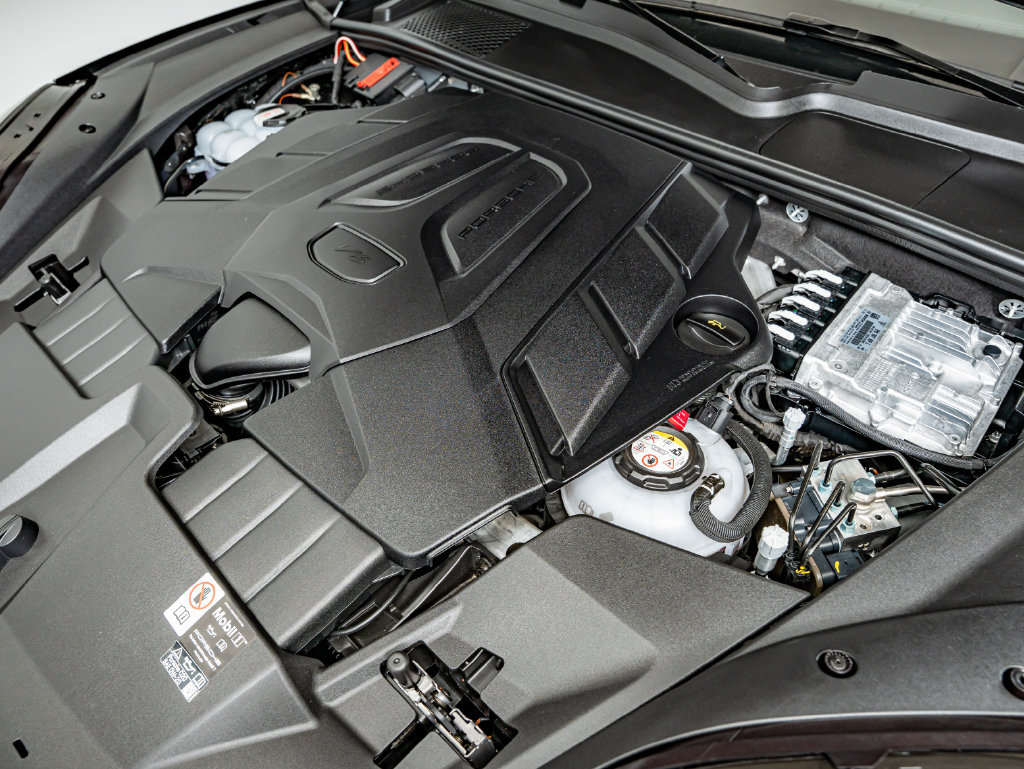 Certified 2025 Porsche Cayenne E-Hybrid Coupe AWD/4WD image 44
