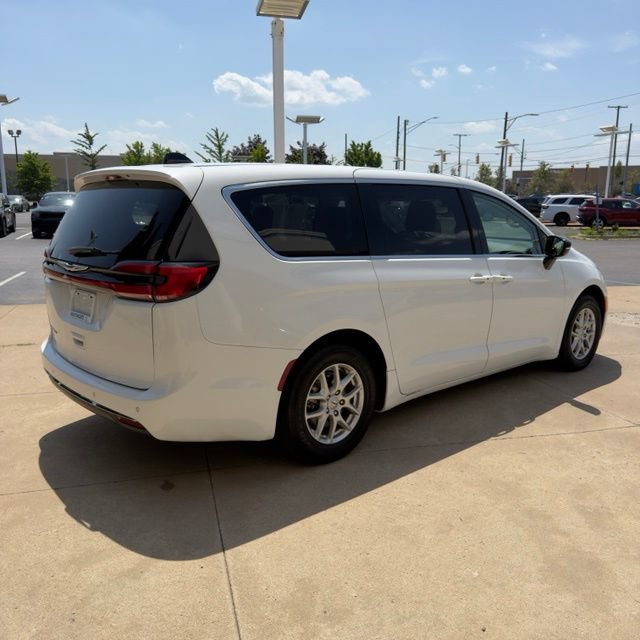 Used 2024 Chrysler Pacifica Touring-L FWD image 5