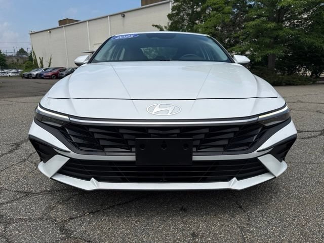 Used 2025 Hyundai Elantra SE FWD image 2