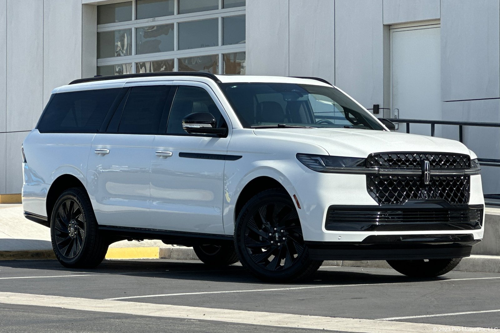 New 2027 Lincoln Navigator L Reserve w/ Jet Appearance Package