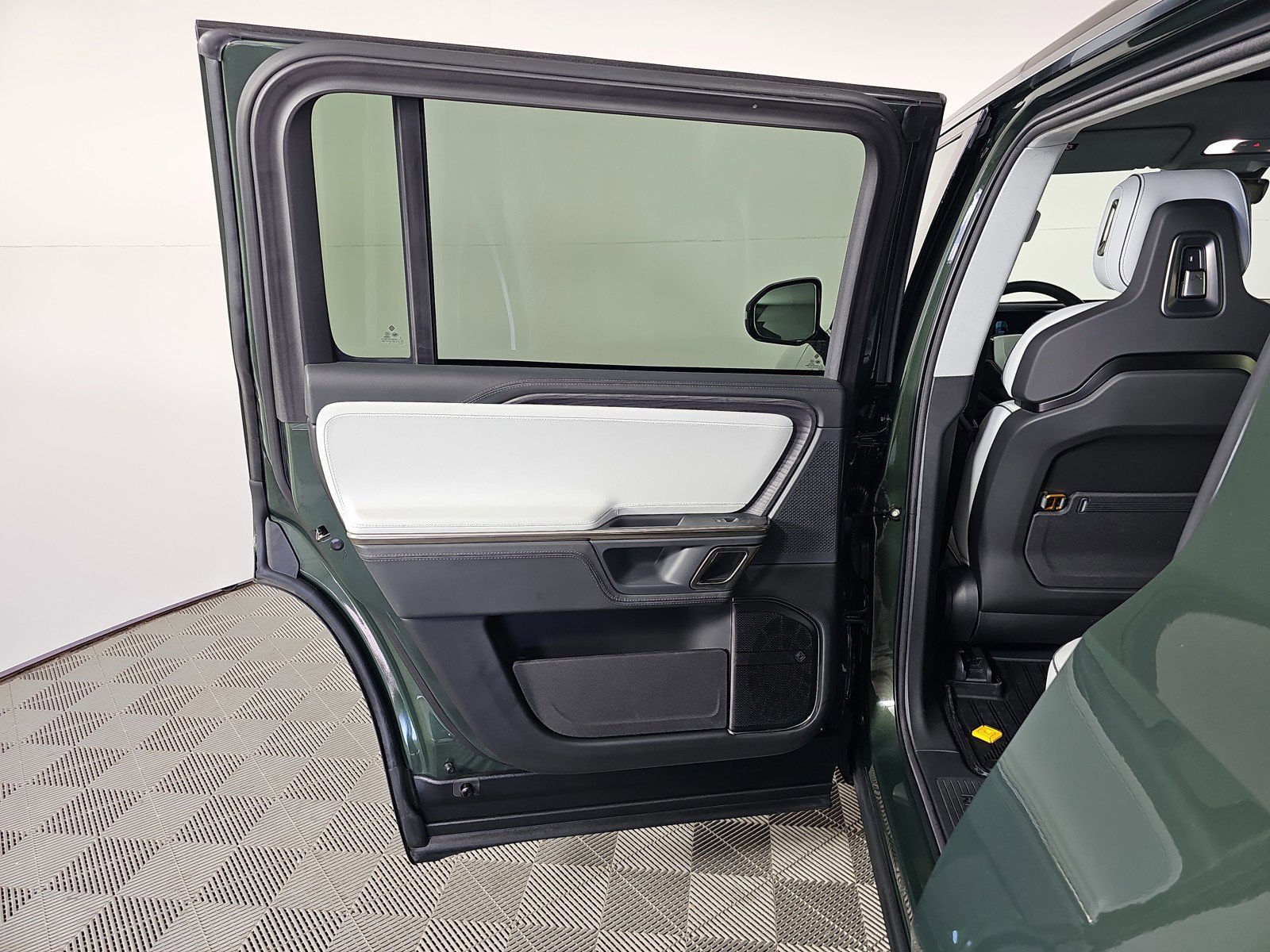 Used 2024 Rivian R1S Adventure image 17