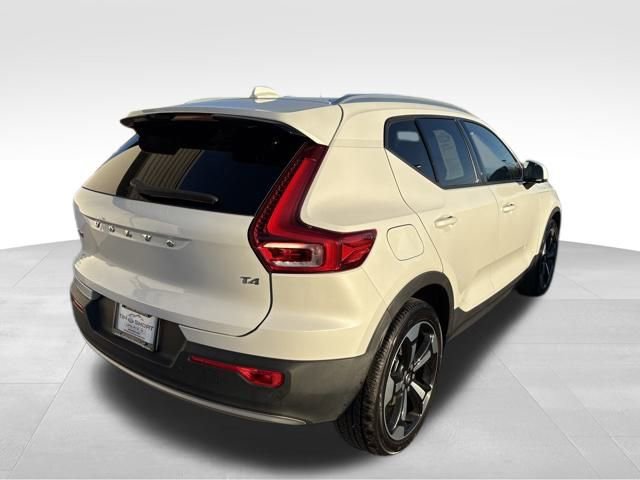 Used 2021 Volvo XC40 T4 Momentum w/ Protection Package Premier image 2