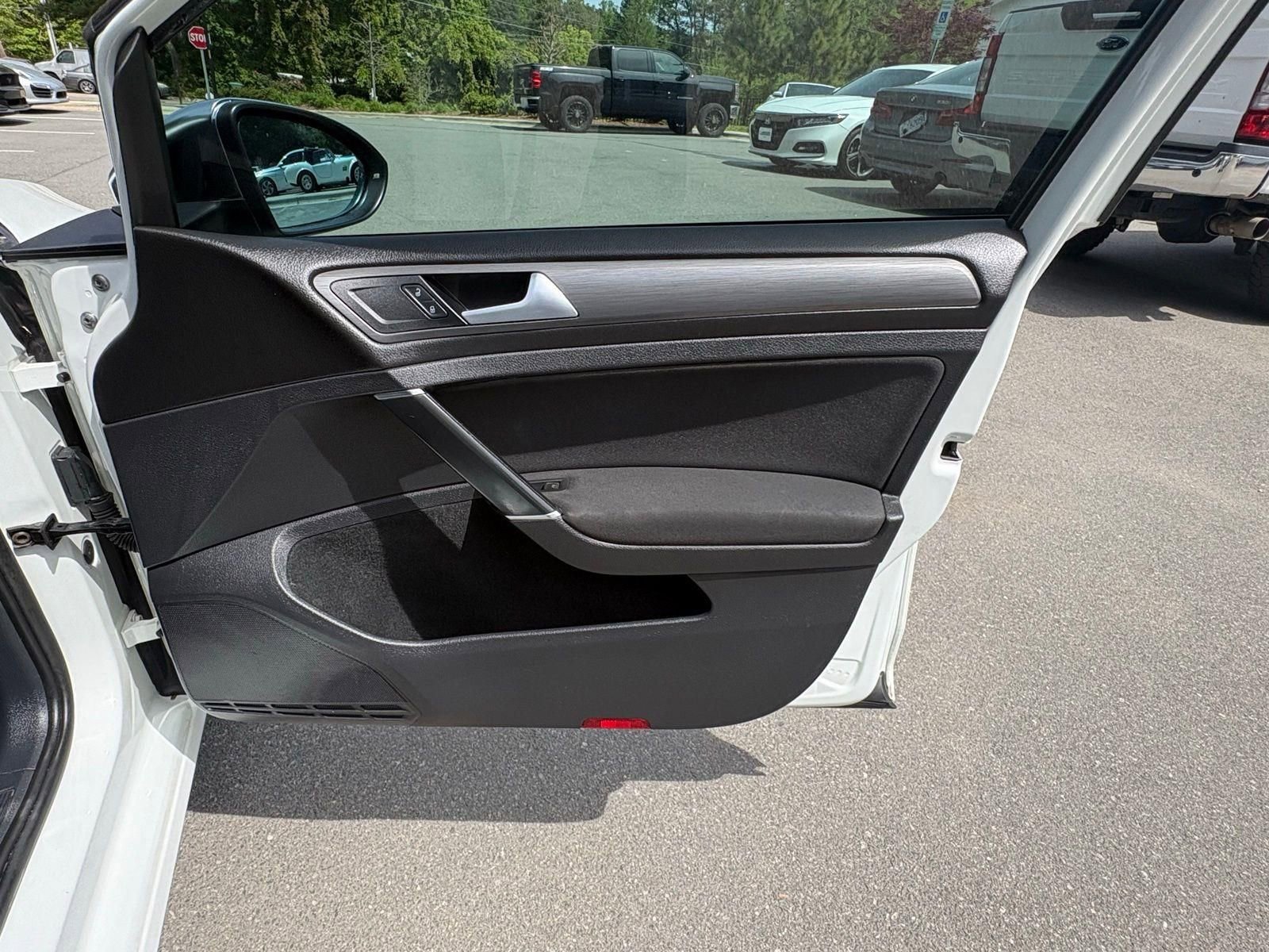 Used 2019 Volkswagen Golf S image 17