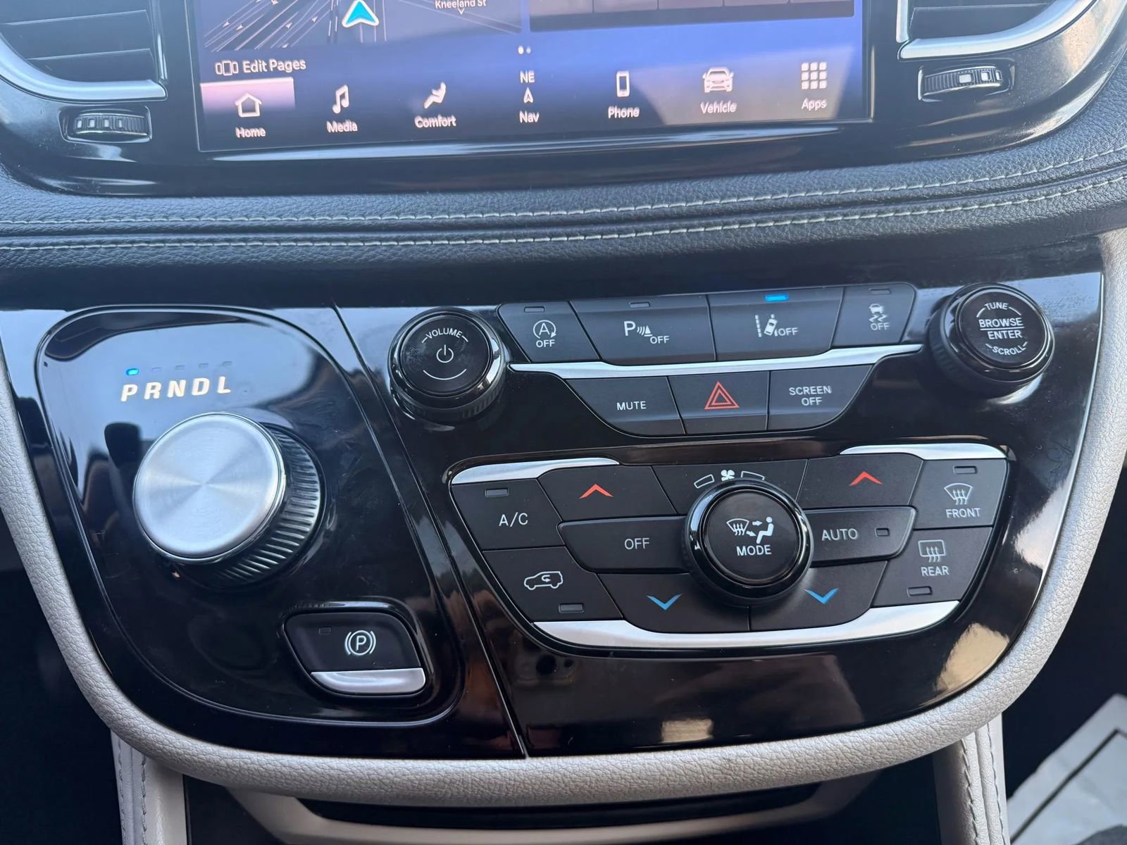 Used 2023 Chrysler Pacifica Limited image 22