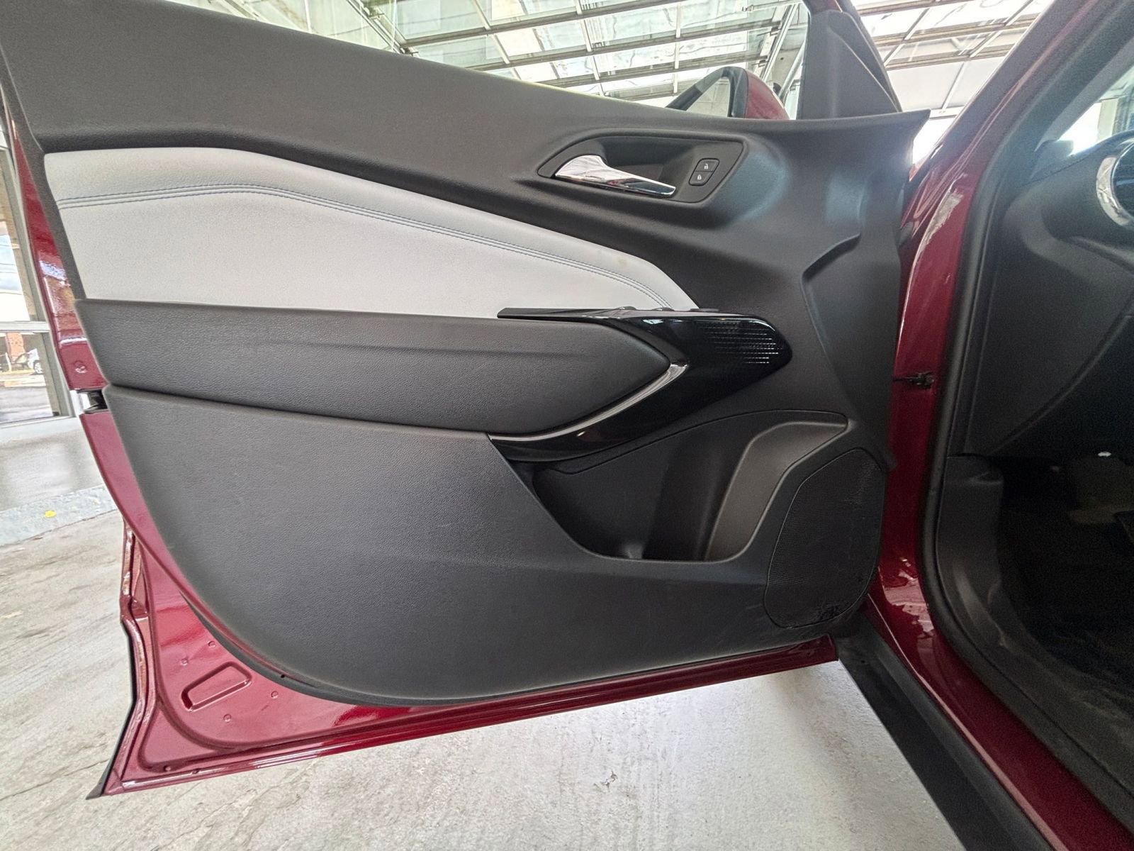 Used 2025 Chevrolet Trax LT FWD image 25