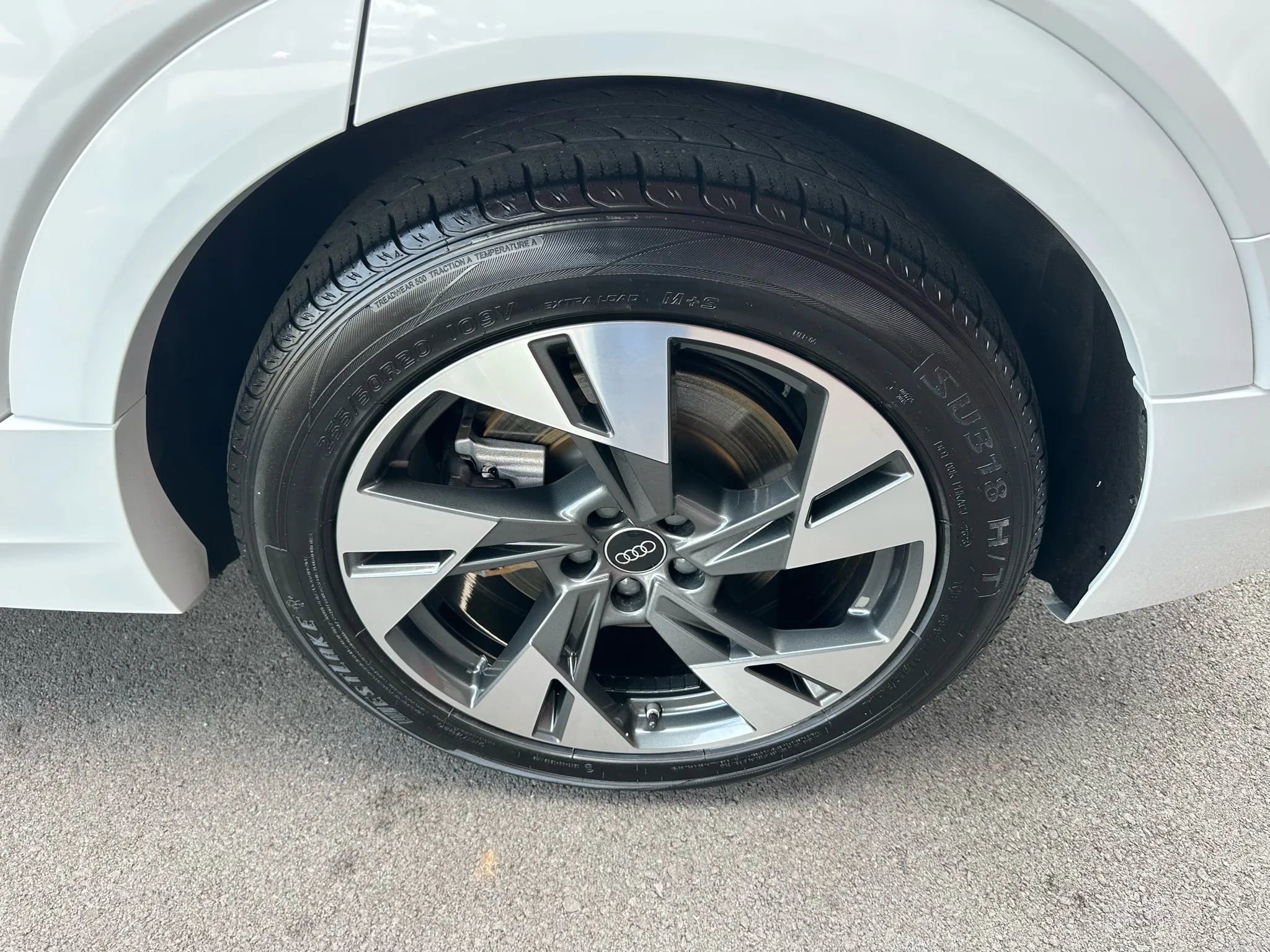 Used 2022 Audi e-tron Premium w/ Convenience Plus Package image 18