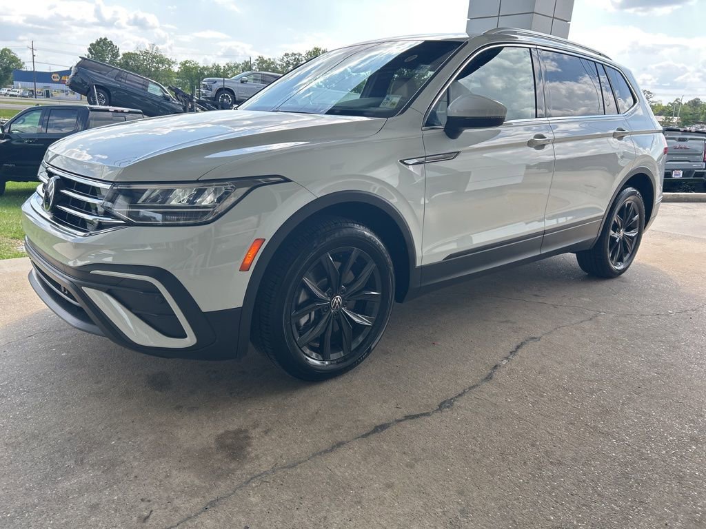 Used 2024 Volkswagen Tiguan SE w/ Panoramic Sunroof Package FWD image 4