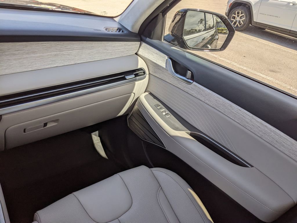 Used 2024 Hyundai Palisade Calligraphy image 15